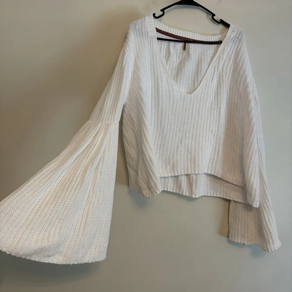 Free People Cropped White Knit Top Medium V Neck Bell‎ Sleeve Boho Cozy Sweater